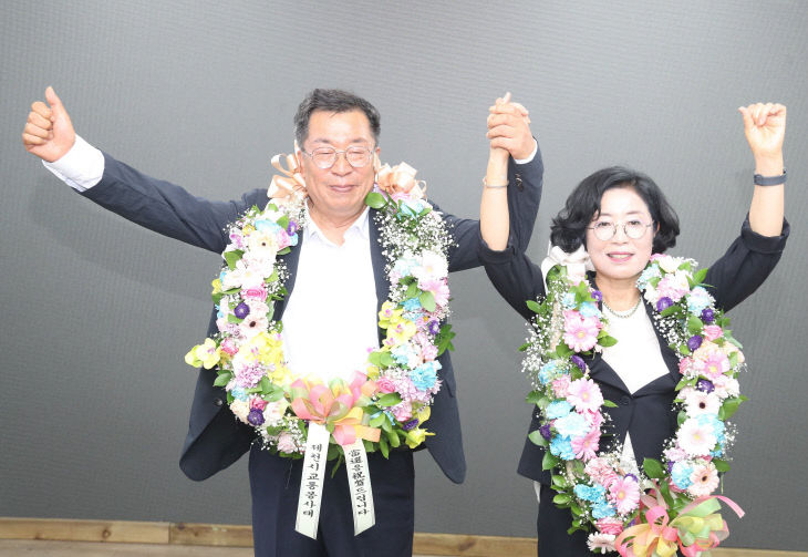 배우자와 함께 한 이상천 당선인