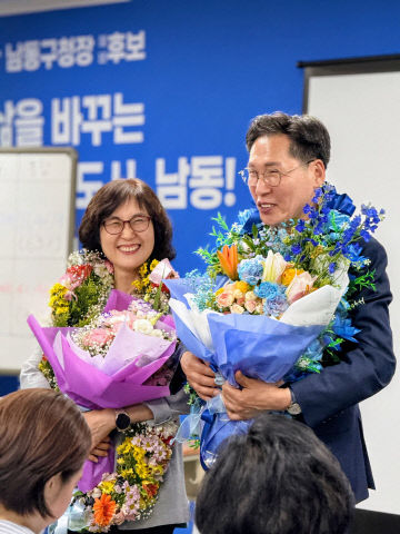 이병래 후보가 당선이 유력한 상황에서 환하게  웃는 모습