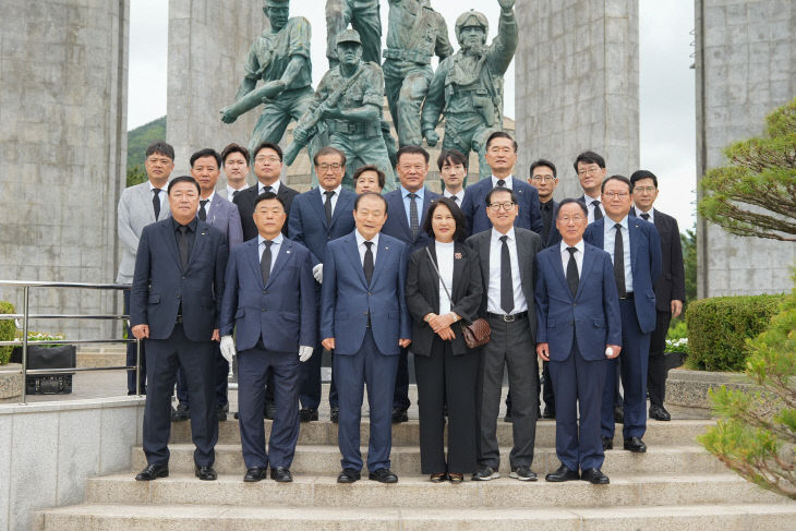 부산상공회의소 회장단 충혼탑 참배