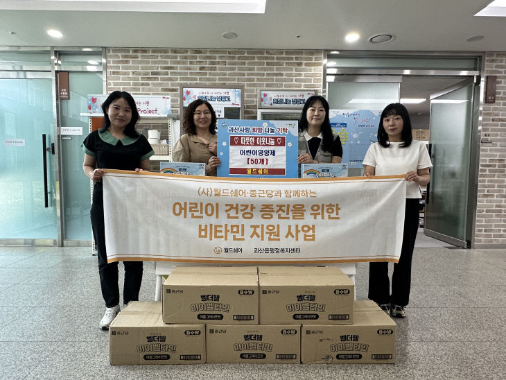 검은색 셔츠에 회색 조끼)
