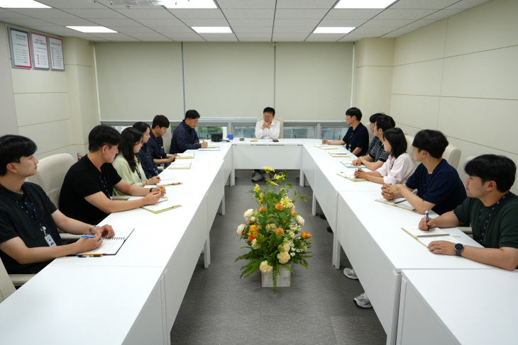 =8일 본사 소회의실있다