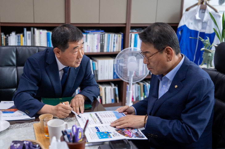 증평군 문체위 김교흥 위원장에게 사업 설명하는 이재영군수