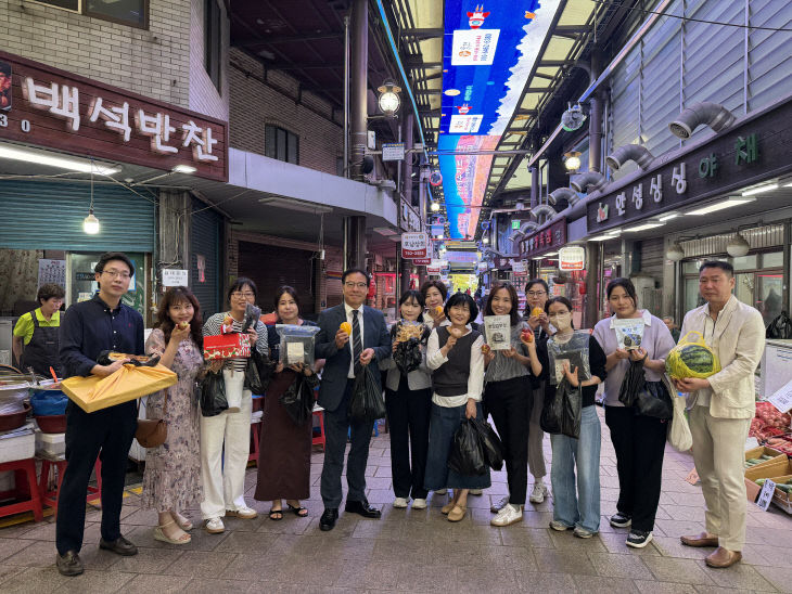 [사진] 인천시의료원, 전통시장 이용의 날’… 상생 행보 지속