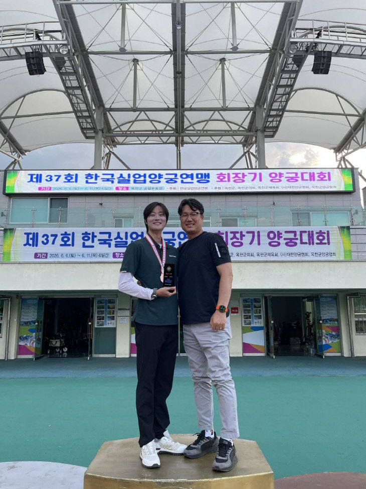 공주시청 양궁_왼쪽부터 박성철 선수 박경모 감독