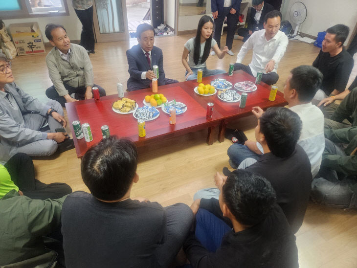 보도 1) 공공근로자 격려하는 단양군수