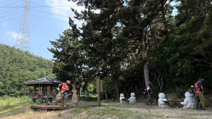 3. ①서산시가 아라메길 일원을 정비하는 모습(예초)