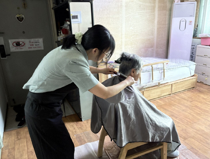 스로 어르신 입가에 함박웃음1