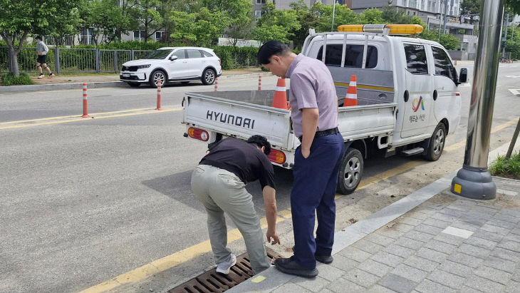 2. 서산시가 관내 도로를 정비하는 모습1
