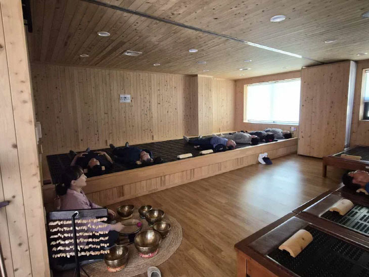 치매안심마을 주민들이 계명산 치유의 숲에서 온열치유와 싱잉