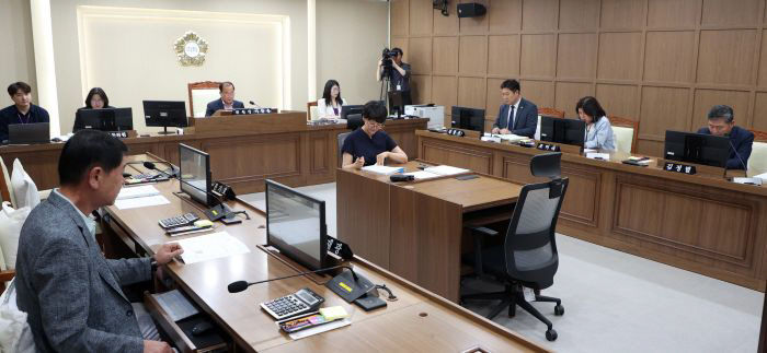 사진설명1)  도시미래위원회 조례안 안건심사 모습