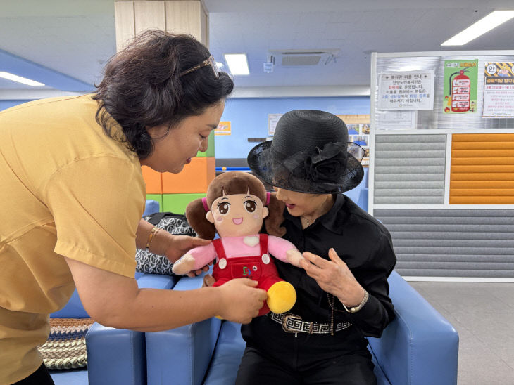 보도 1) AI 돌봄로봇 초롱이(2)