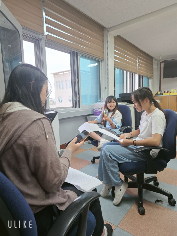 서천 송석초 학생들이 독서방송 사연 공모전에 참여하고 있다