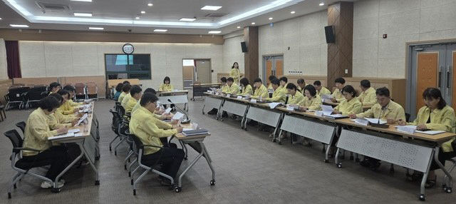 준비상황 점검회의를 주재학고 있다