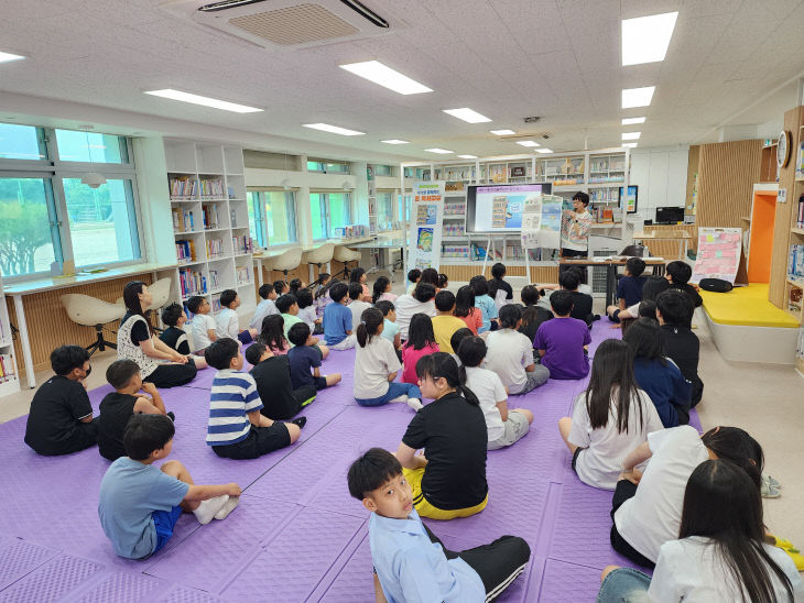 유구도서관 학교지원 작가와 함께하는 온 독서교실 운영 사진