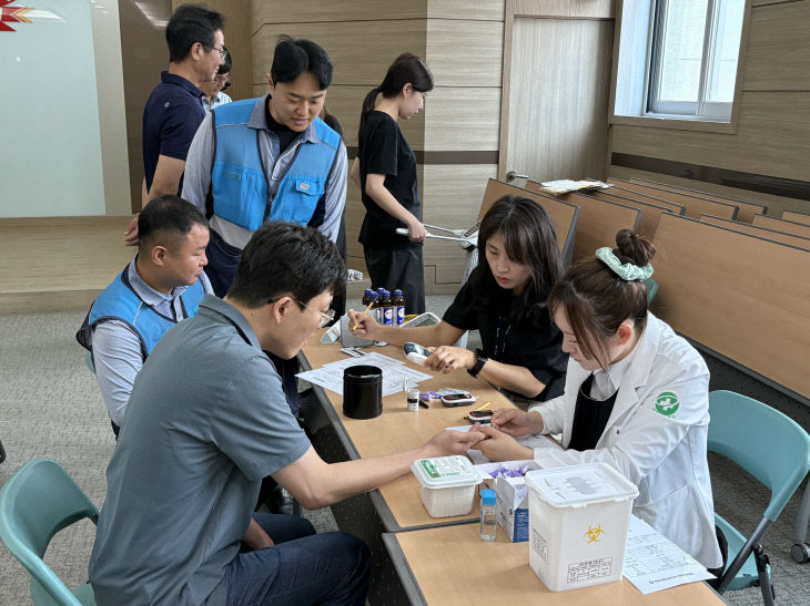 서천군보건소가 우체국 직원을 대상으로 건강검사를 하고 있다