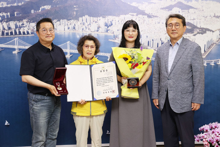 보도사진(6.25참전유공자 무공훈장 전수)