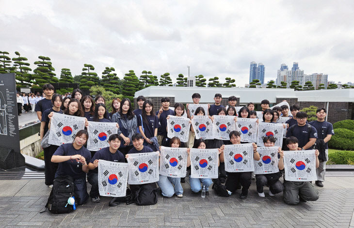 ‘6·25전쟁 76주년 유엔전몰용사 추학생들.