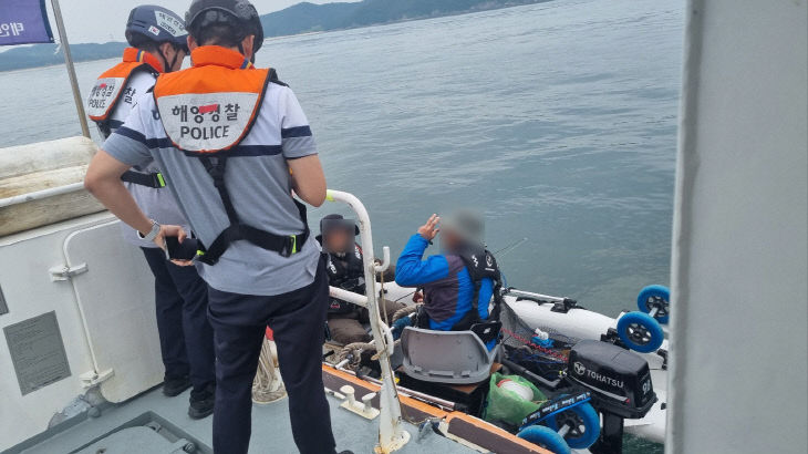 레저보트 활동객에 구명조끼 착용 홍보