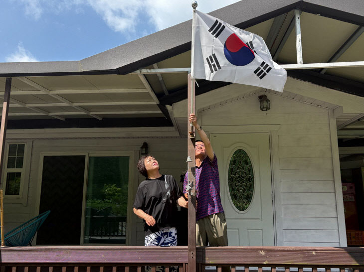 보도 2) 무공수훈자 박상욱 씨와 그의 부인 권희원 씨(3)