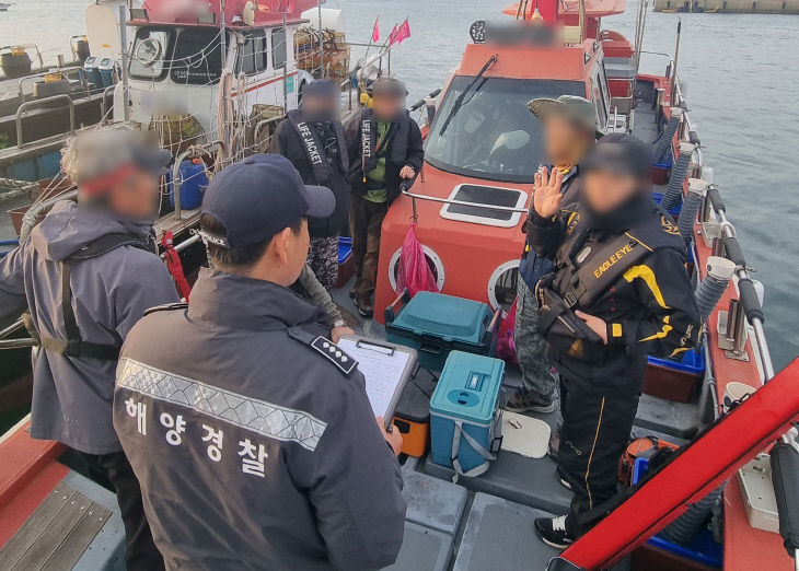 태안해경이 낚시어선 출항 전 구명조끼 착용을 당부하는 모습