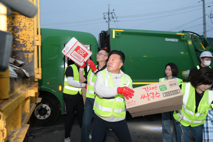 최재구 예산군수 예산시장 거리 청소 모습 (3)