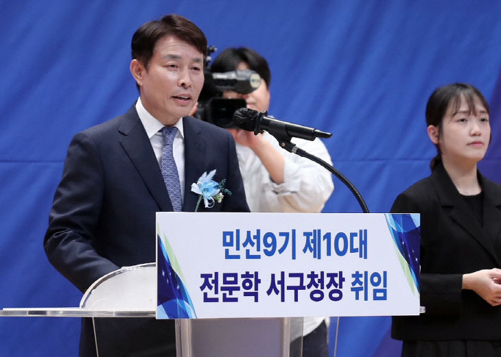 취임 인사를 전하고 있다(5)