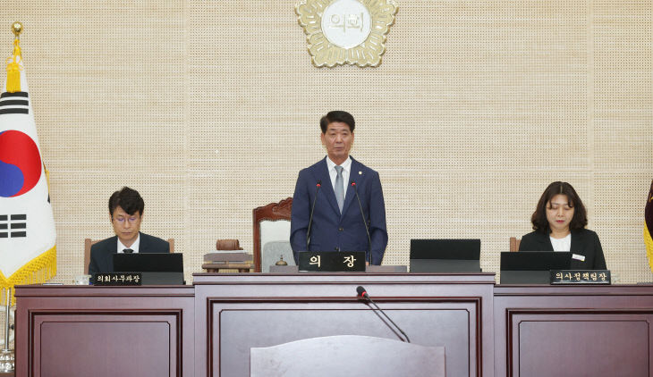 0.제10대 전반기 박성만 의원 의장석 사진.A12I5893