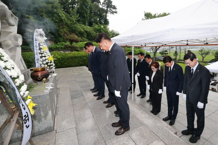 논산시의회 충령탑 참배 (1)