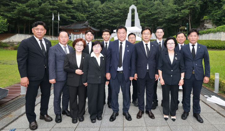 논산시의회 충령탑 참배 (2)