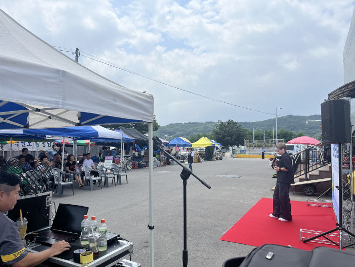 서천지역재단이 서천임시시장서 운영한 1회차 GEM 콘서트 모습