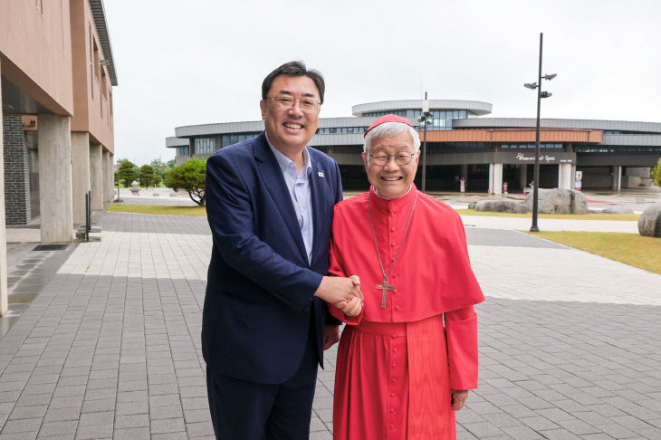 사본 - (사진3)유흥식 추기경 솔뫼성지 방문(1)