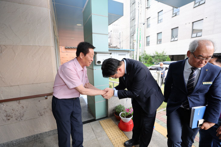 김명식 군수 진천읍 방문 사진(진천읍 노인회관)