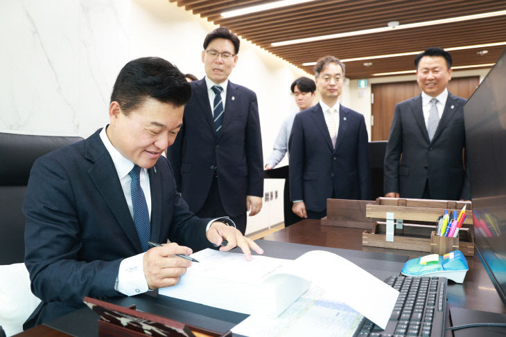 제37대 신용한 충청북도지사 사무인수서 서명