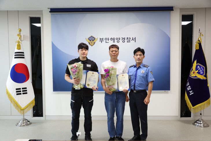 익수자 구조 기여 유재수 씨에게 감사장 수여