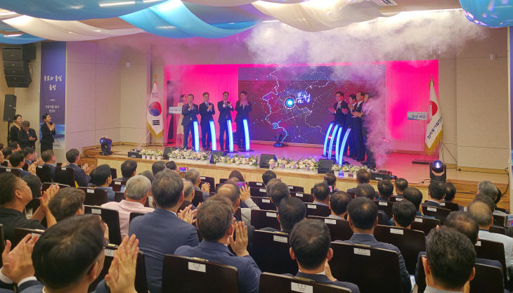 한국동서발전 '음성 복합 1호기' 준공식 참석자들이 무대에서
