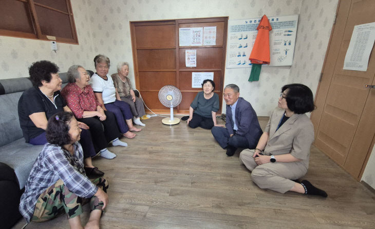 고영수(사진 오른쪽에서 두 번째) 원남면장이 보천리 경로당을