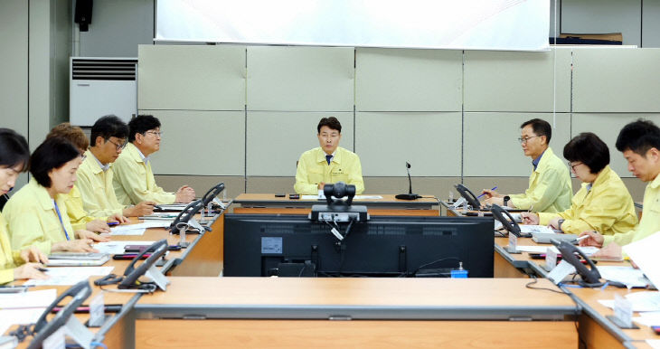 사진) 전문학 서구청장이 8일 구청 재난안전상황실에서)
