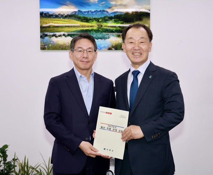 사진 오른쪽 부터 유명현 산청군수 조용범 기획예산처 예산실장