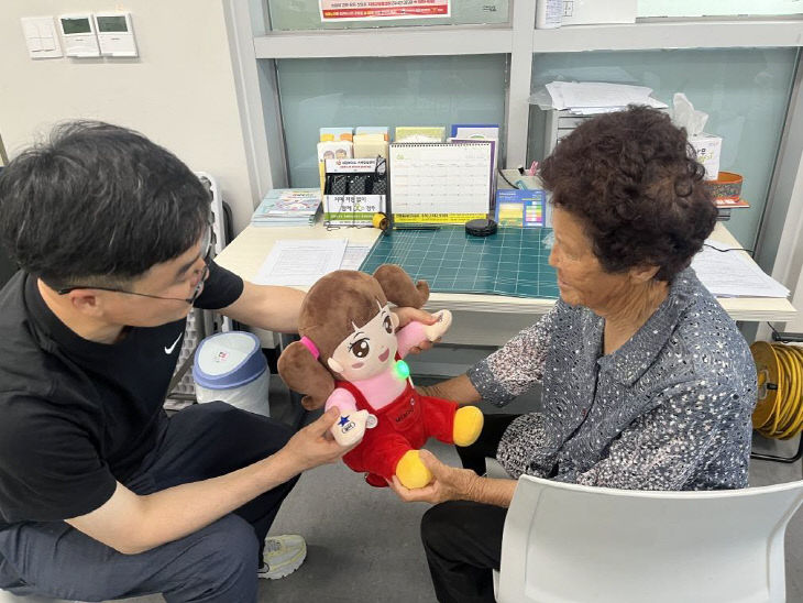 청주시 보건소, AI 스마트 돌봄로봇 ‘초롱이’ 대여사업 추진.