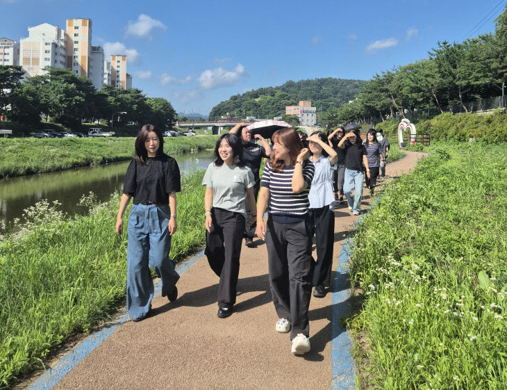 주민들이 하천변을 거닐며 걸음수를 채우고 있다