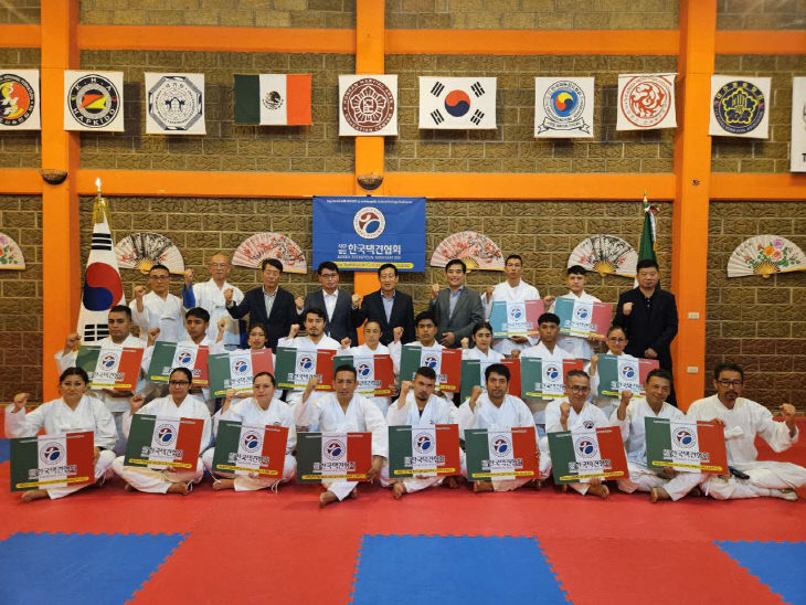 멕시코 택견전수관 개관식 사진.(사진=충주시 제공)