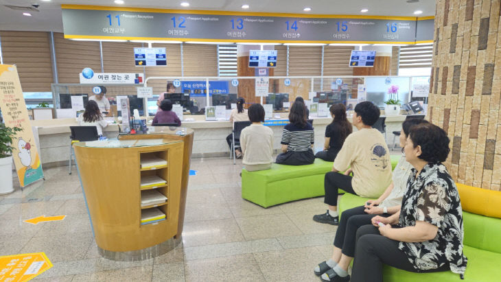 7.15(김해시, 휴가철 여권 발급 증가 적극 대응)1