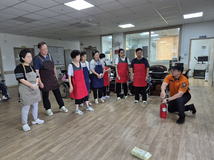 더편한요양원 소화기 사용법 교육 사진