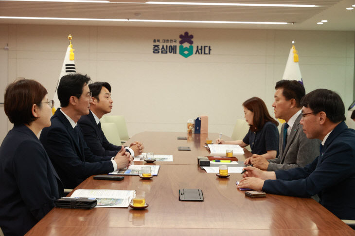 16일 유영기(사진 왼쪽 두 번째) 의장과 이두원(왼쪽 세 번째)