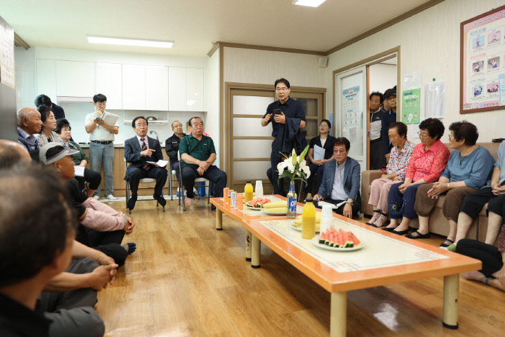 보도 2) 우리마을 이동군청(두음 문화마을 경로당_2)