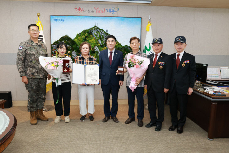 [사진1-2]화랑무공훈장' 전수