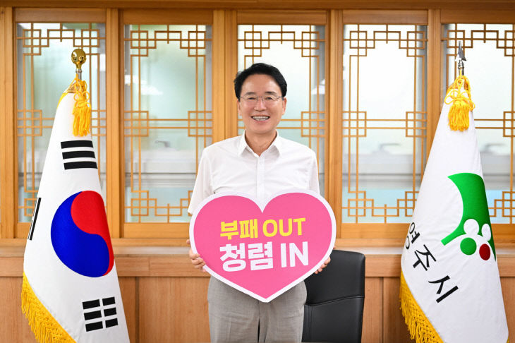 들고 기념사진을 찍고 있다)