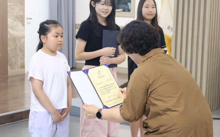 1-2 논산계룡교육지원청, 용문봉사회 효(孝) 장학증서 전달_2