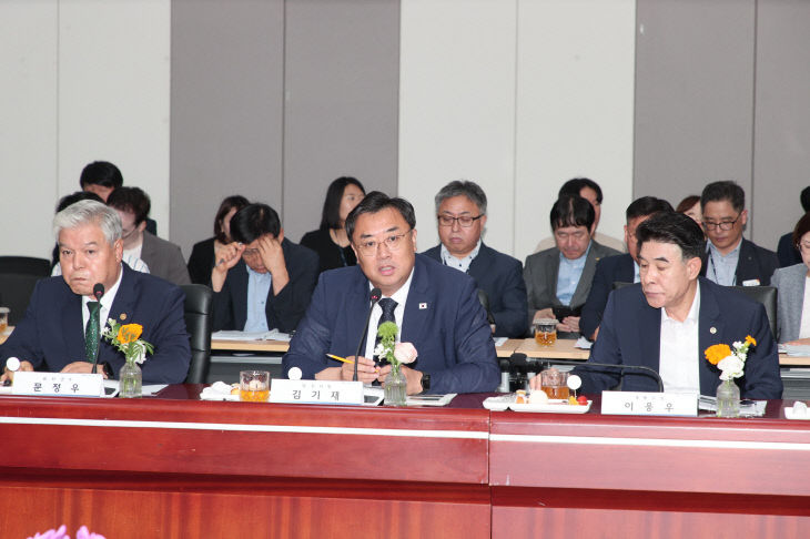사본 - (사진1)충남 지방정부회의(김기재 당진시장 건의)