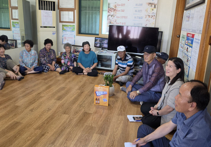 안경희 흥덕면장 경로당 방문
